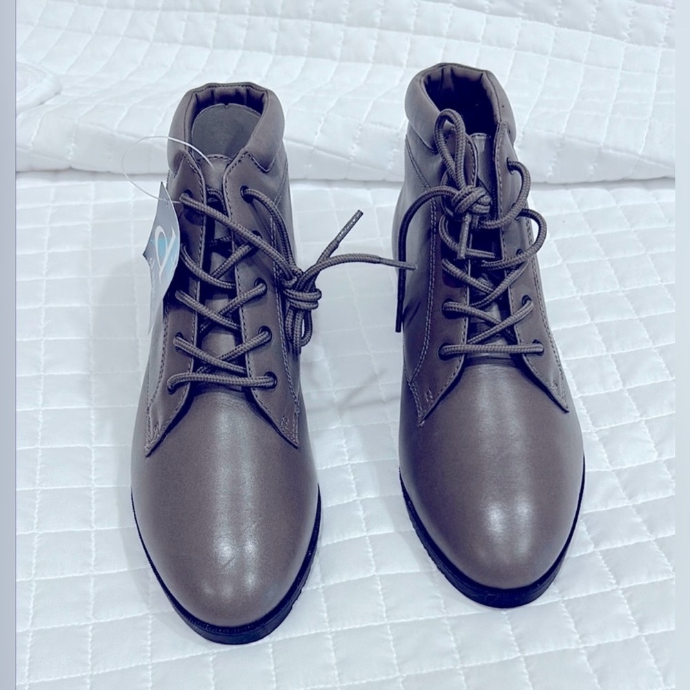 Women's DaneXX Gray Lace-Up Ankle Boots, size 71/2 M